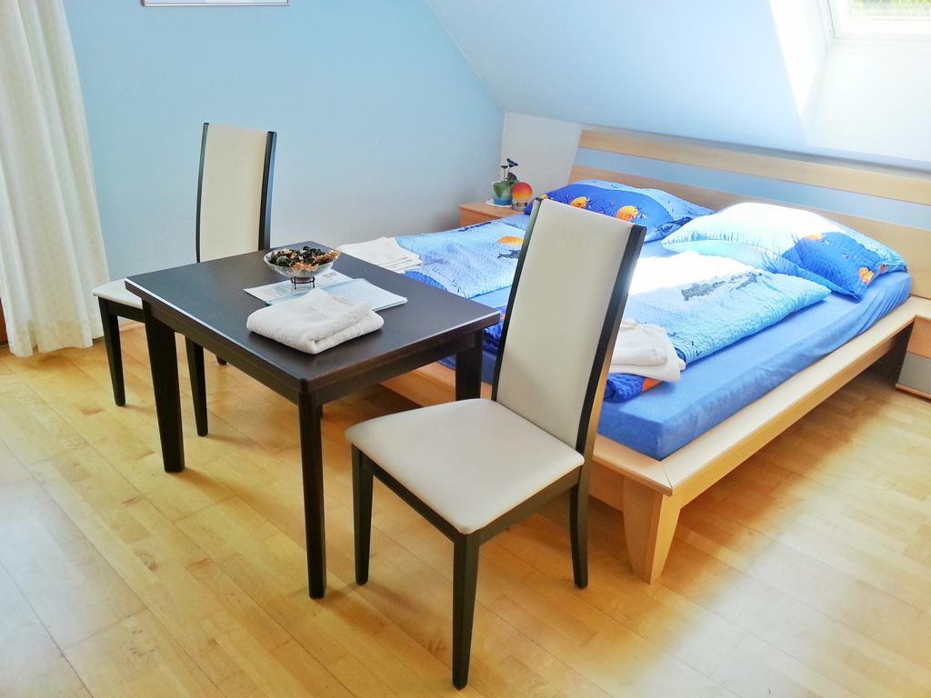 לינה וארוחת בוקר ספיץ Gastehaus Zur Schonen Aussicht חדר תמונה