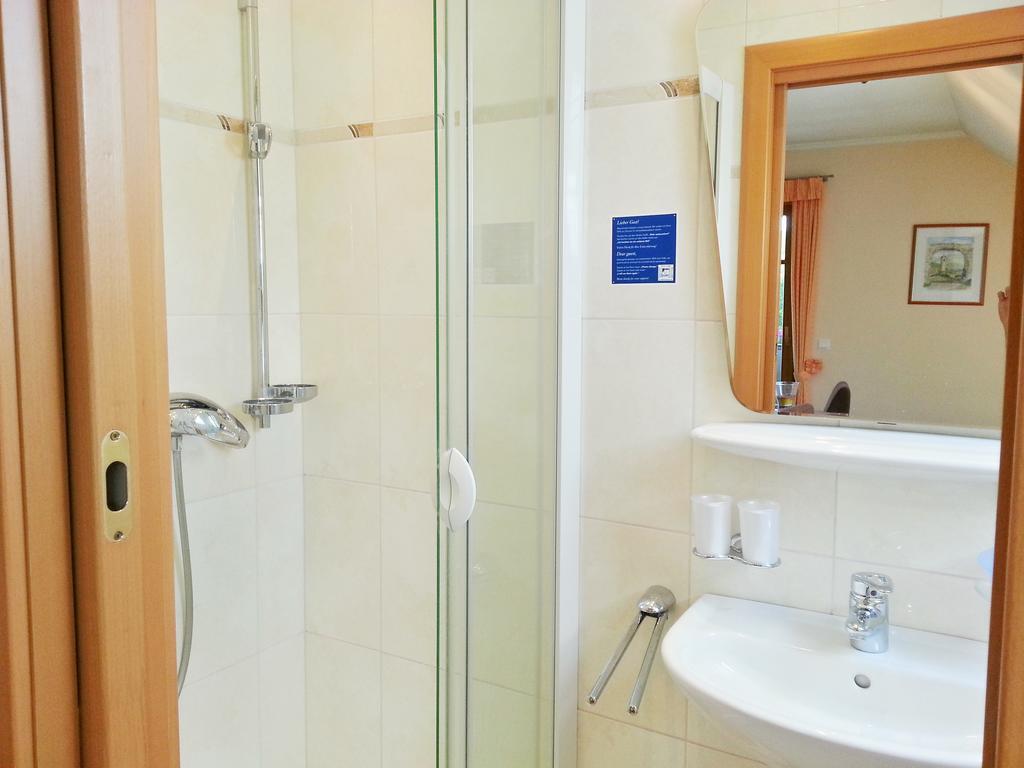 לינה וארוחת בוקר ספיץ Gastehaus Zur Schonen Aussicht חדר תמונה