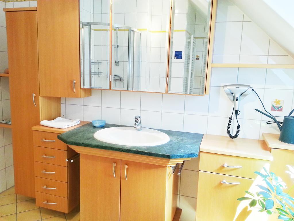 לינה וארוחת בוקר ספיץ Gastehaus Zur Schonen Aussicht חדר תמונה
