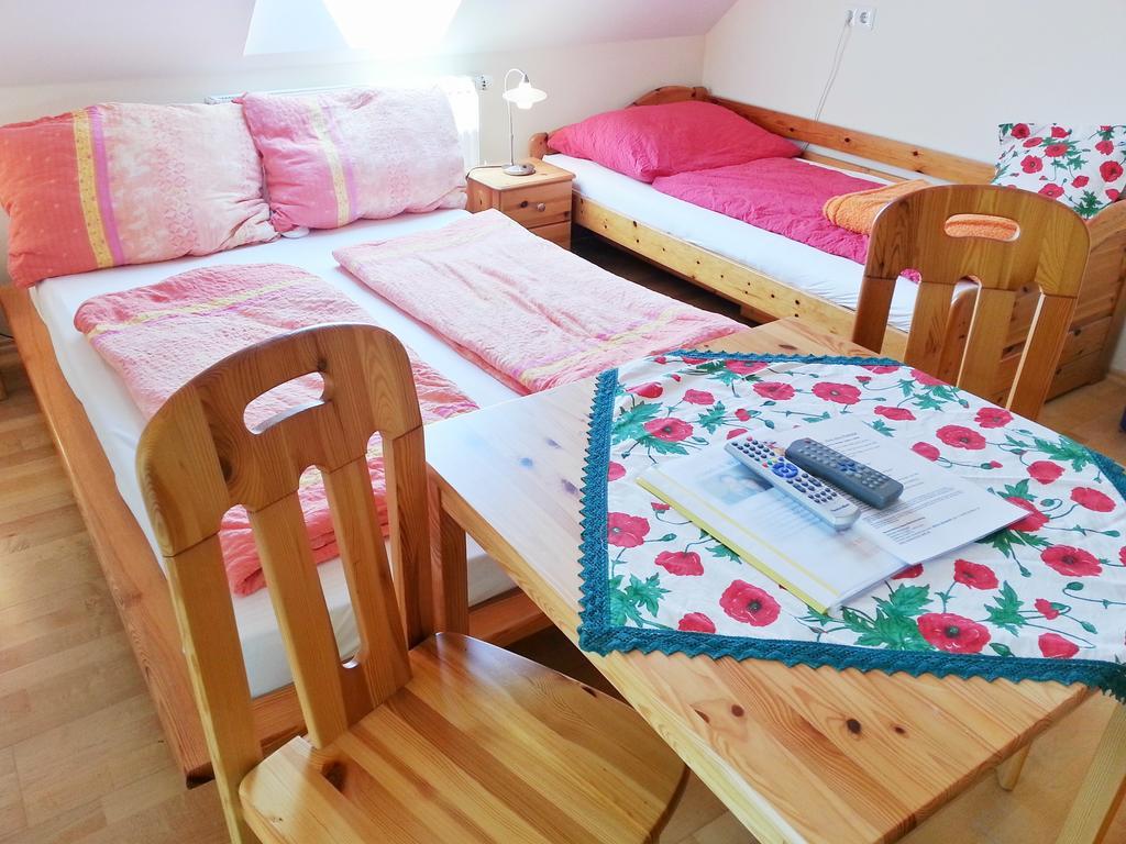 לינה וארוחת בוקר ספיץ Gastehaus Zur Schonen Aussicht חדר תמונה